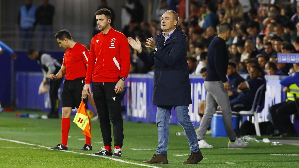 Víctor Fernández aplaude durante el partido disputado el pasado sábado ante el Huesca.
