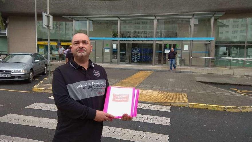 Roberto Gómez de AxA, ayer con las firmas y el escrito presentado en la delegación de la Xunta en A Coruña.