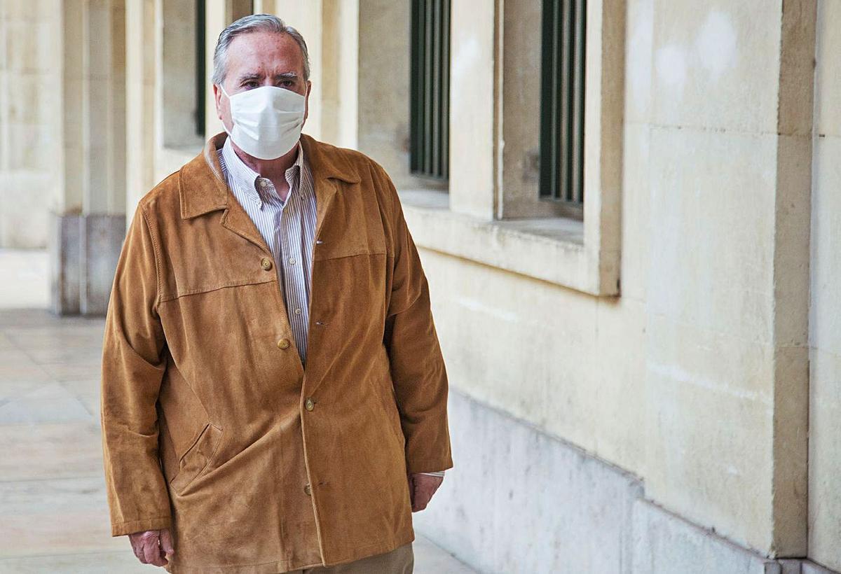 Luis Díaz Alperi llega a la Audiencia el día que concluyó el juicio del Plan General. | ALEX DOMÍNGUEZ
