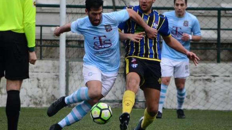 Andrés pugna por un balón con un jugador del Areas. // Gonzalo Núñez