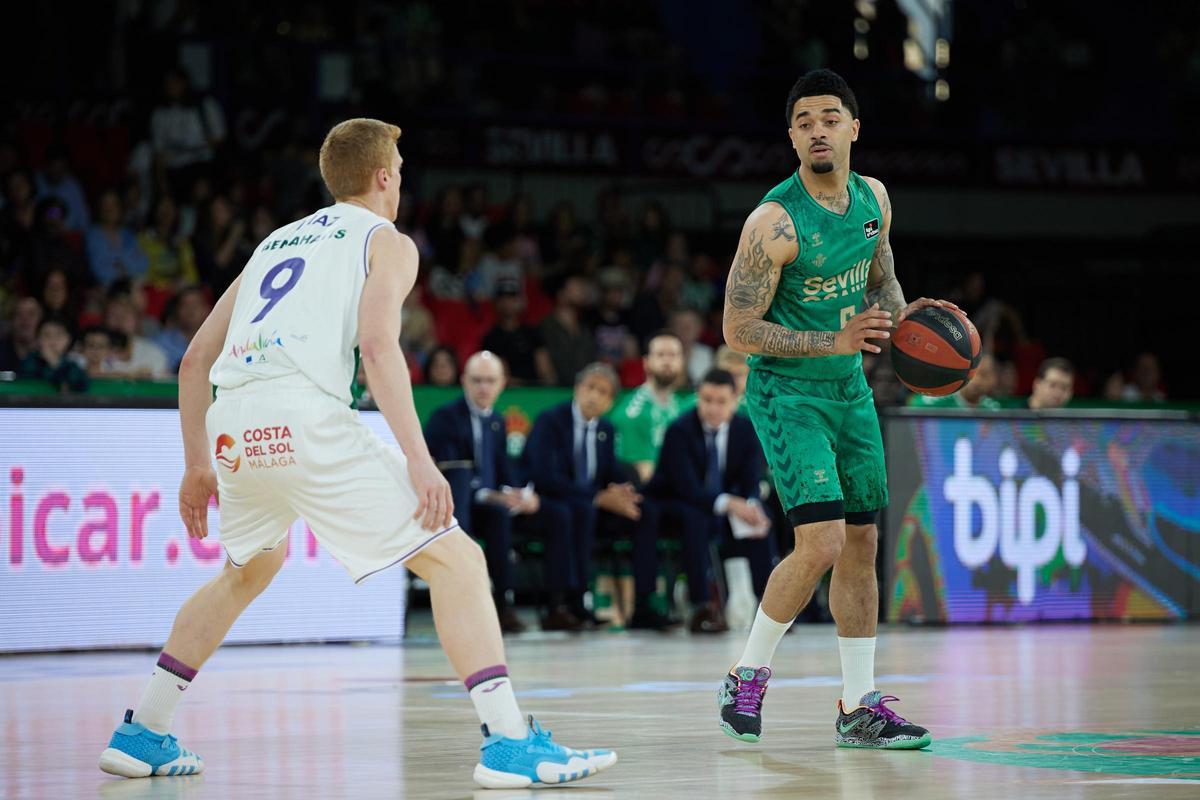 Alberto Díaz fue el único base puro en Sevilla por la baja de Perry.