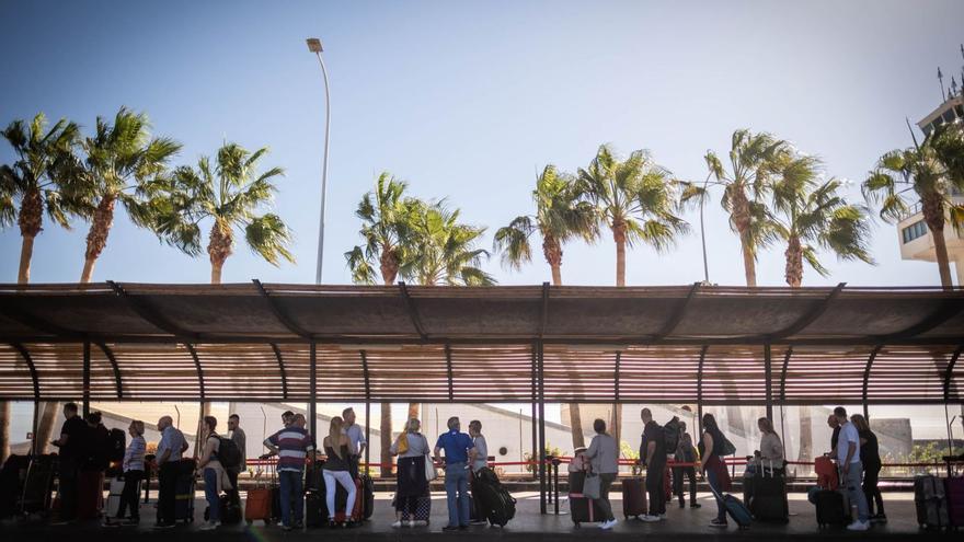 Colas de pasajeros esperan por un taxi en el Aeropuerto Tenerife Sur. | | ANDRÉS GUTIÉRREZ