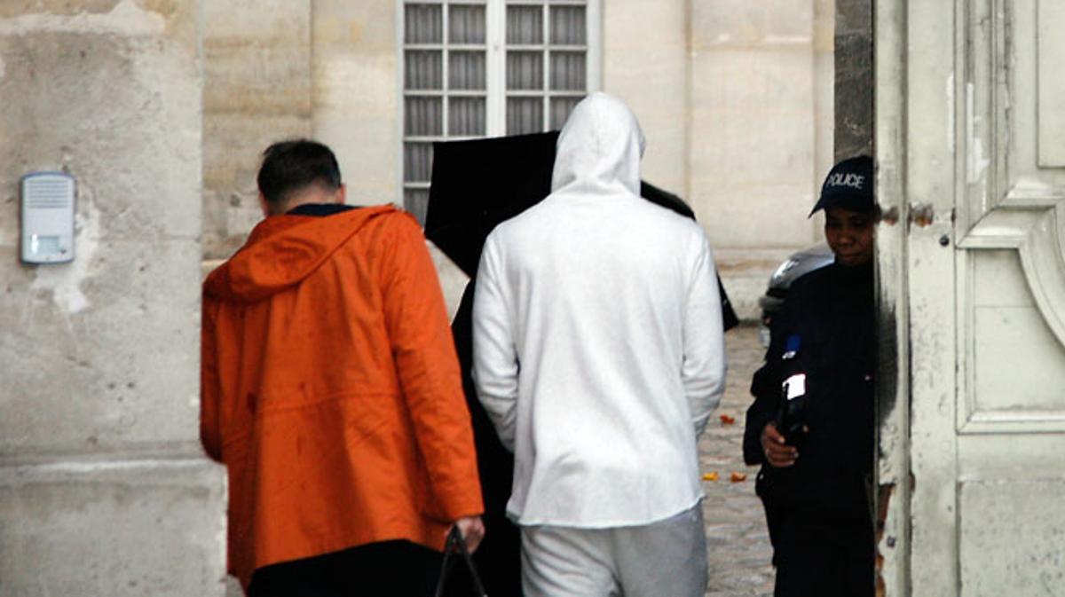 Karim Benzema i el seu advocat entren a la comissaria francesa on va ser detingut.