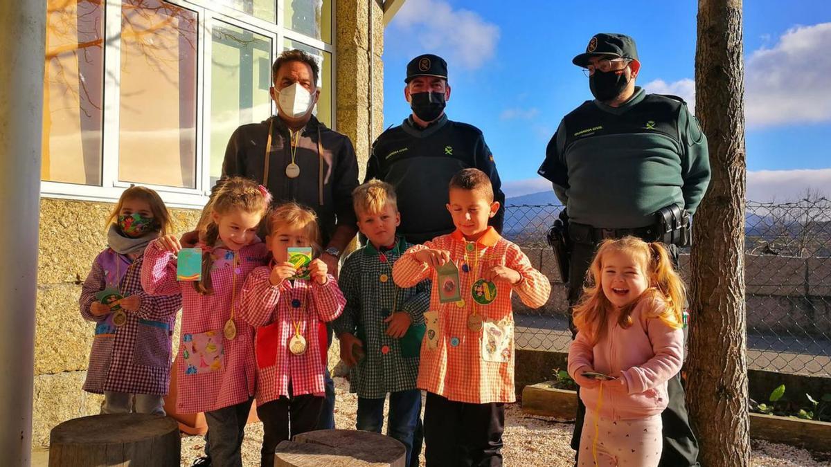 Niños de la escuela infantil que recibieron ayer las medallas de vigilantes junto a su profesor.   // FDV