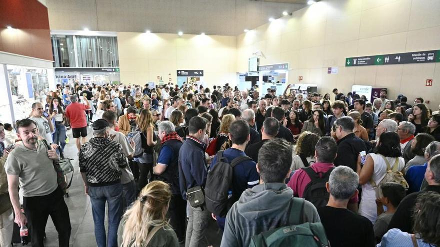 Caos en la estación Delicias de Zaragoza tras el corte de la alta velocidad entre Madrid y Barcelona: "Las filas daban la vuelta al edificio"