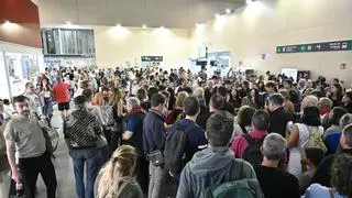 Caos en la estación Delicias de Zaragoza tras el accidente del AVE: "Las filas daban la vuelta al edificio"