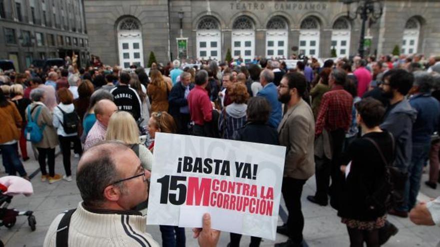 El movimiento "15 M contra la corrupción" concentra a doscientas personas en Oviedo