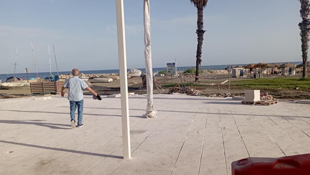 Los vecinos ven un riesgo frente a los temporales estas plazas desprotegidas en el nuevo paseo marítimo de Pedregalejo.
