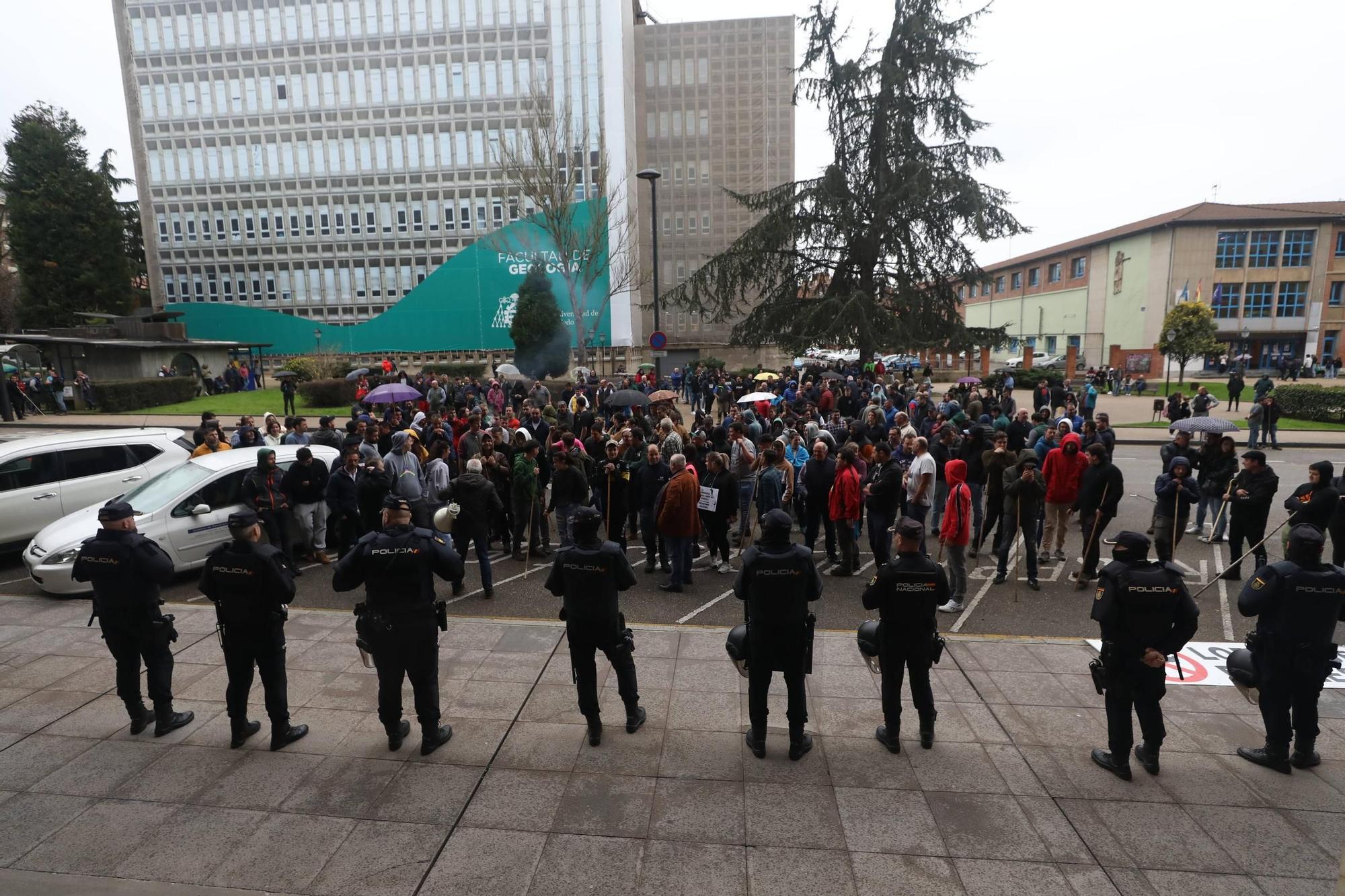 Protestas de los ganaderos y agricultores en Oviedo