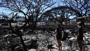 Los incendios de Hawái se convierten en el desastre natural más mortífero del estado. En la foto, Hano y Taylor Ganer observan los restos de su casa familiar, reducida a cenizas, tras los incendios registrados en Lahaina, en la isla hawaiana de Maui.