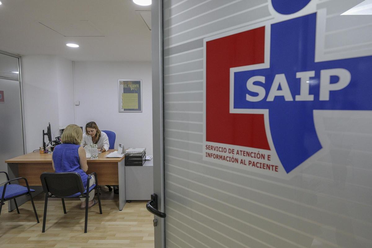 Una consulta de voluntades anticipadas en el Servicio de Atención al Paciente en el Hospital de Elche en imagen de archivo