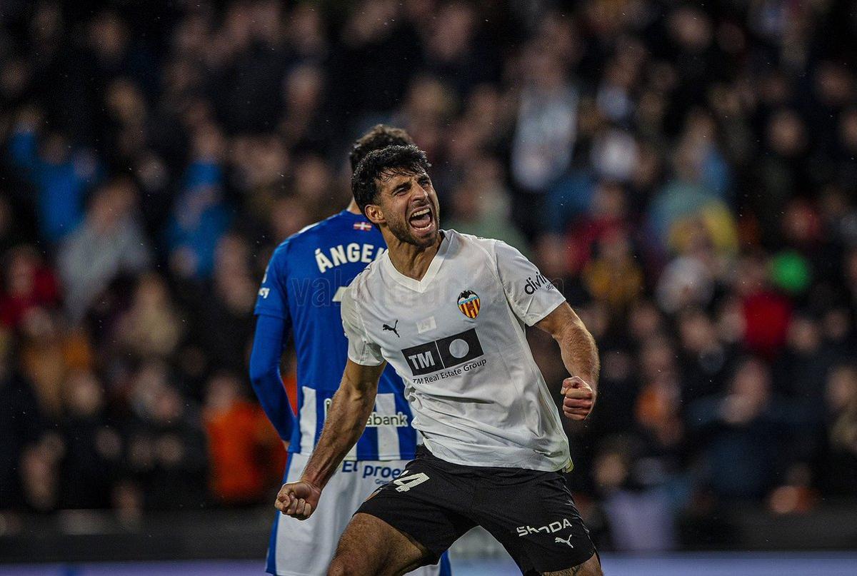 Eray Cömert celebrando en la remontada del Valencia CF - Alavés en Mestalla