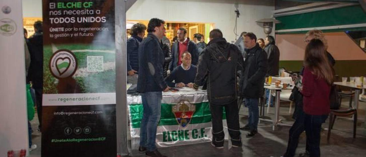 Miembros de Regeneración, en el estadio.