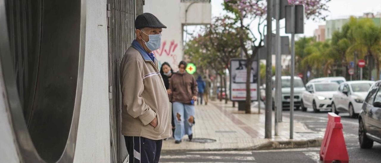 Varios personas pasean en Tenerife.