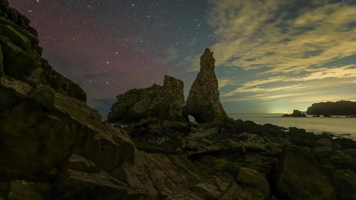 La aurora boreal captada en la playa de Pendueles, en Llanes