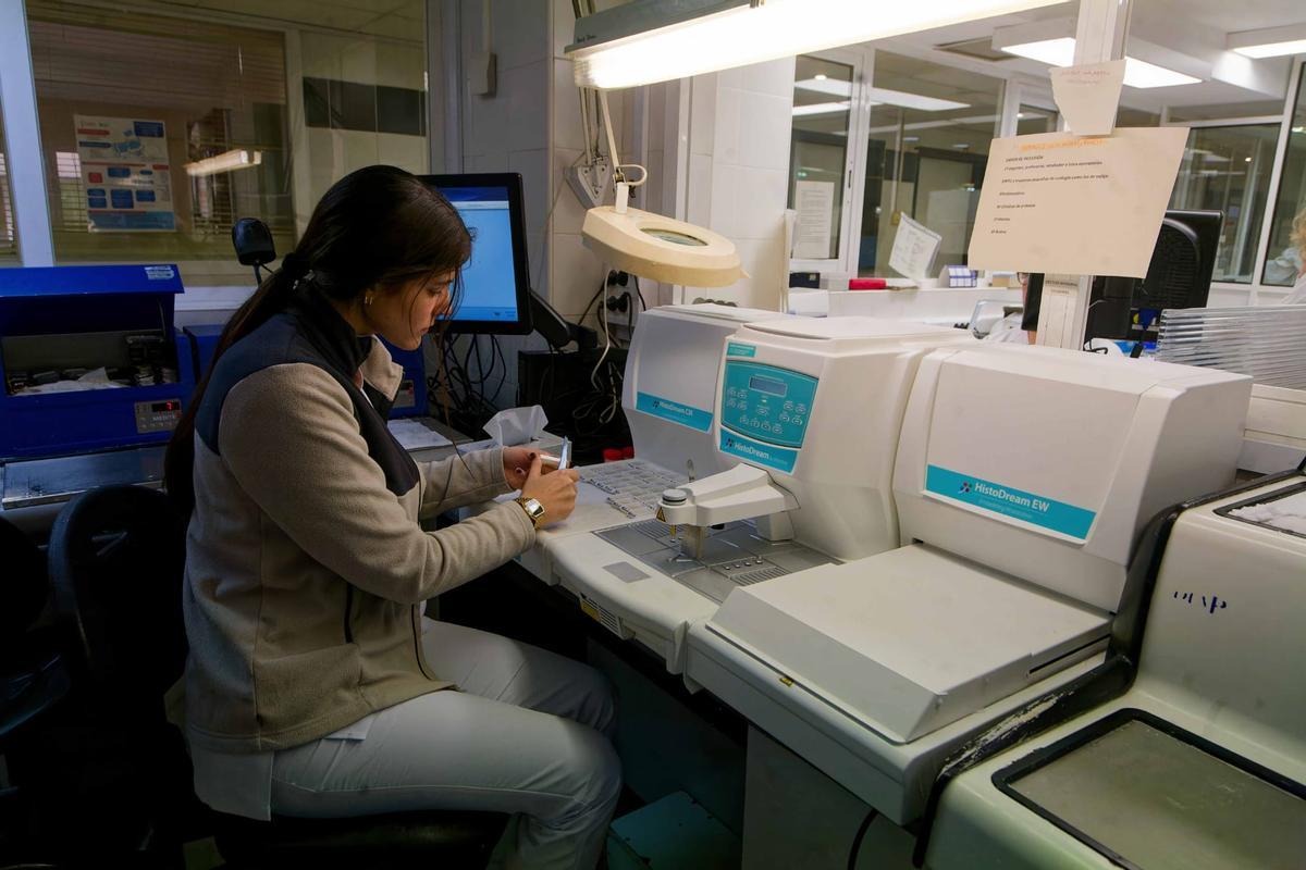 Claudia Miravet en el servicio de anatomía patológica.