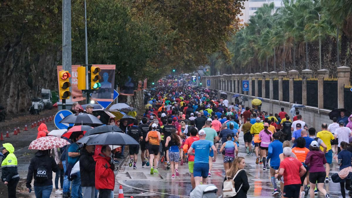 Corredores por el Paseo de los Curas durante el XII Generali Maratón de Málaga.