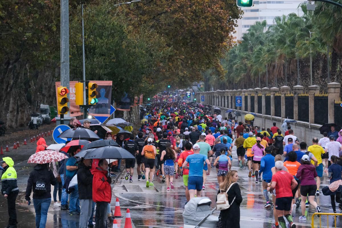 Corredores por el Paseo de los Curas durante el XII Generali Maratón de Málaga.