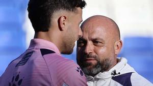 Puado i Manolo González, ahir a l’entrenament en l’RCDE Stadium.  | RCDE