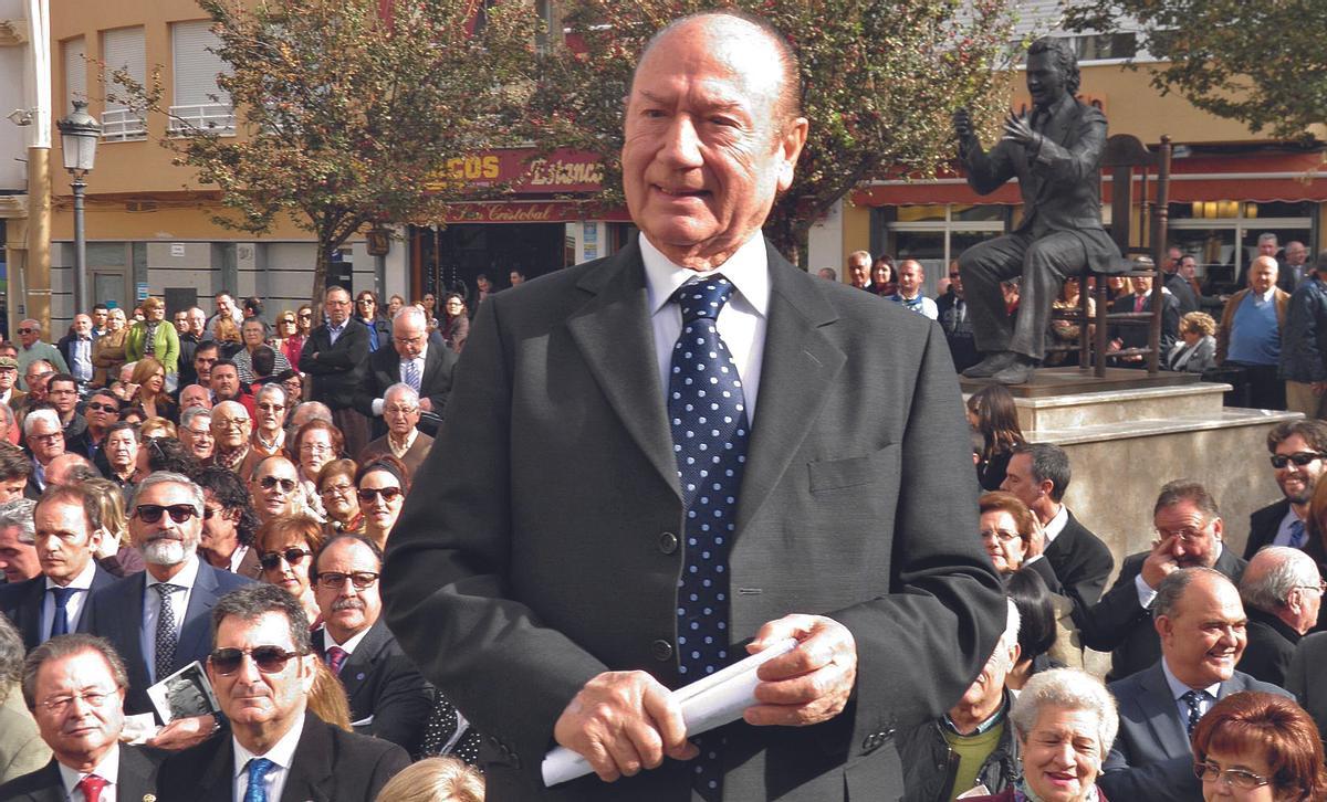 El artista se dirige al público durante la inauguración de la estatua que por iniciativa popular se le erigió en noviembre de 2014 en su localidad natal.