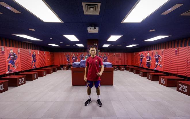 Sesión fotográfica de Sergiño Dest con la camiseta del FC Barcelona en el Camp Nou.