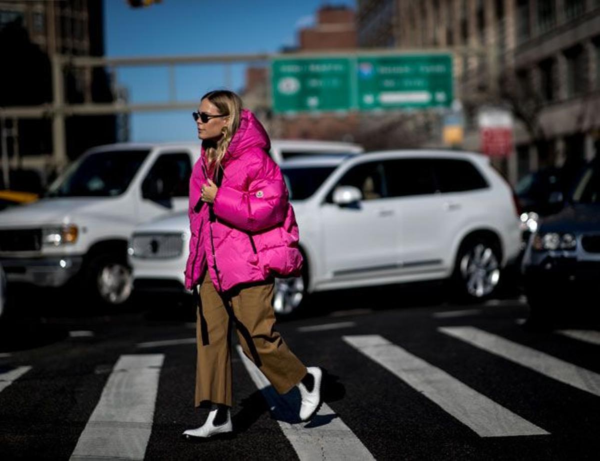 Street style en Nueva York, plumas XL en rosa flúor
