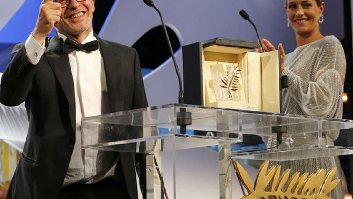 Jacques Audiard recibe la Palma de Oro de Cannes.