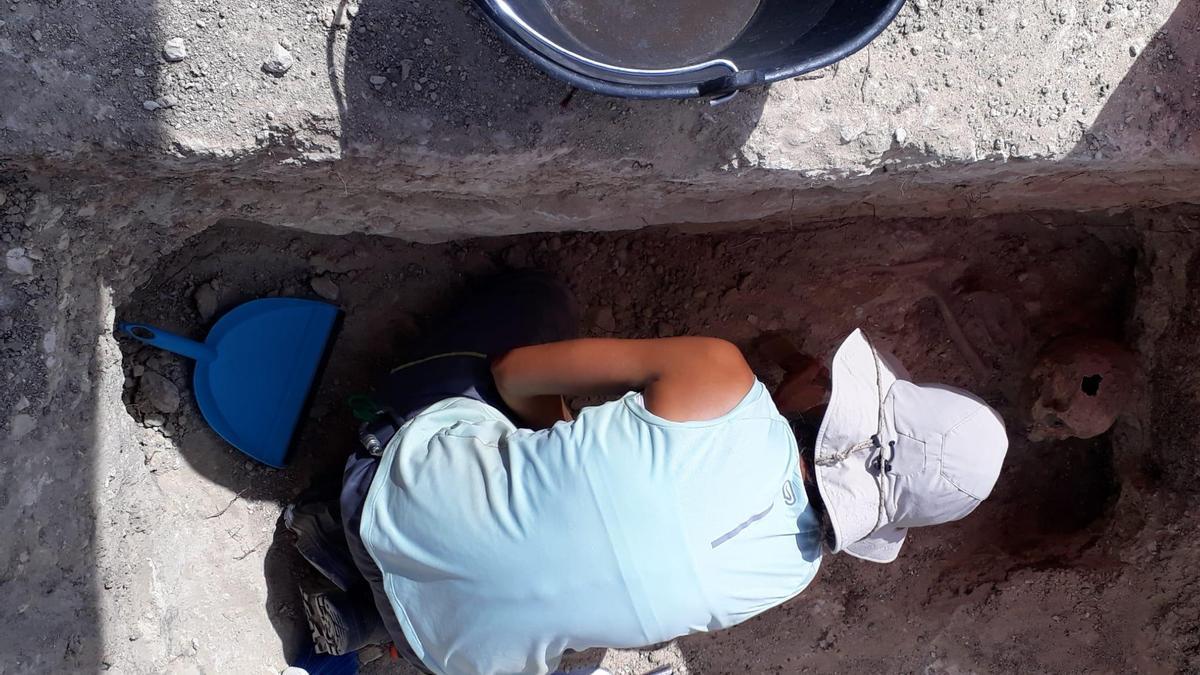 Trabajos deaxhumación en una de las fosas del cementerio de Aguilar de la Frontera.