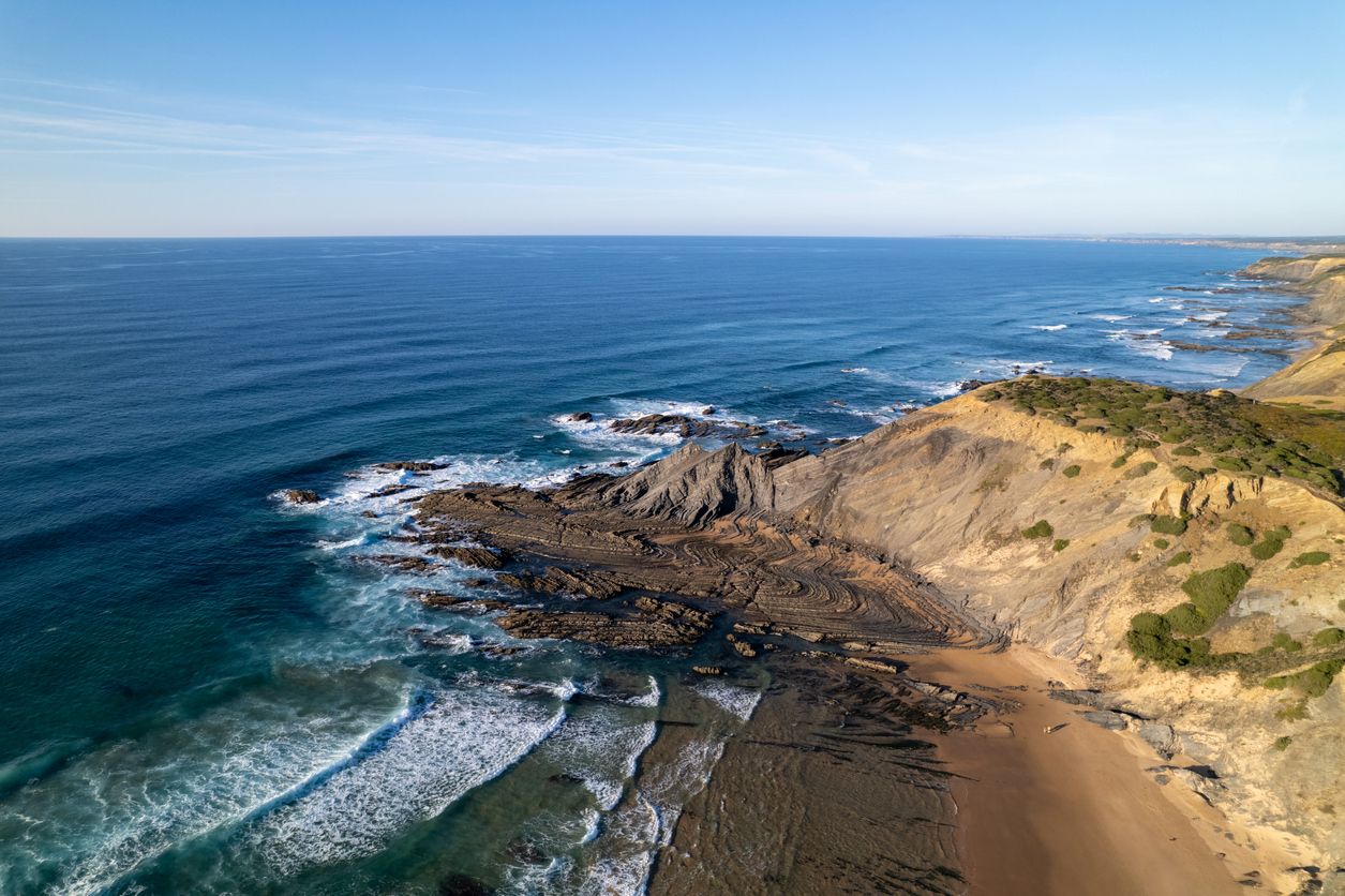 Vista del paisaje marino de los acantilados de Praia da Amoreira, Costa Vicentina, Portugal