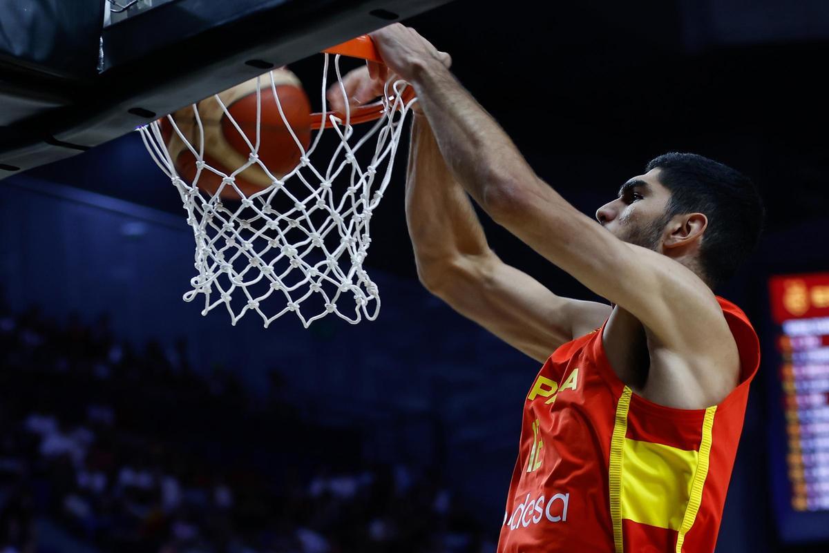 Archivo - Santi Aldama durante un partido de la selección española de baloncesto
