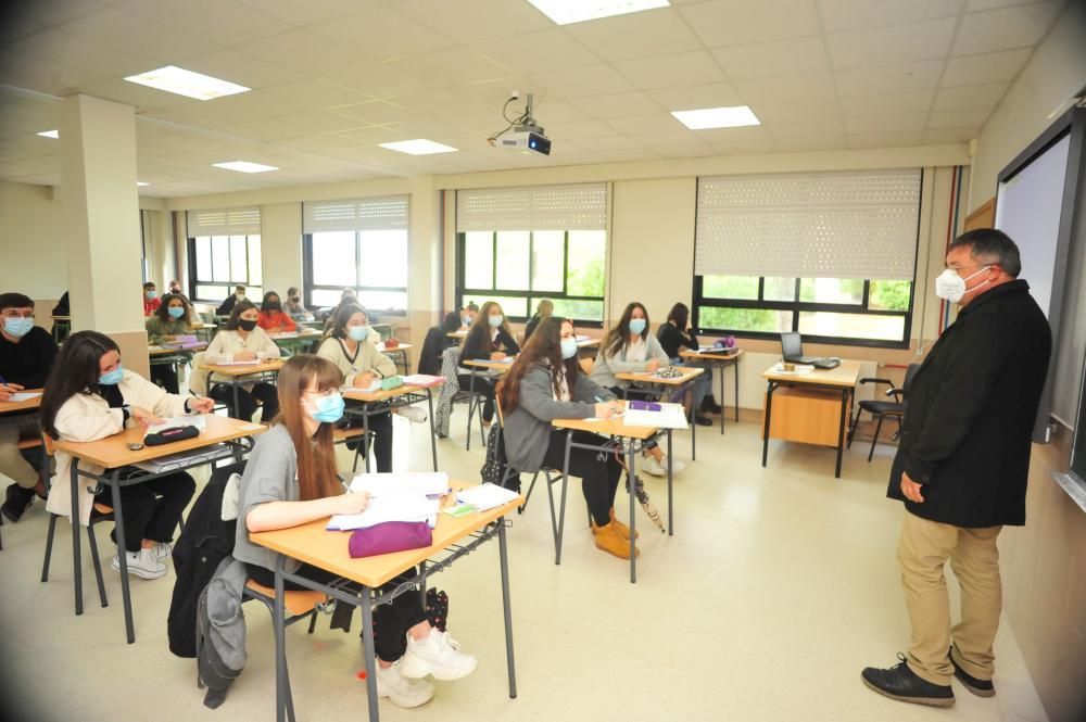 Los alumnos de 2º de Bachillerato del Castro Alobre estrenaron las clases presenciales en aulas más amplias en horario de tarde. // Iñaki Abella