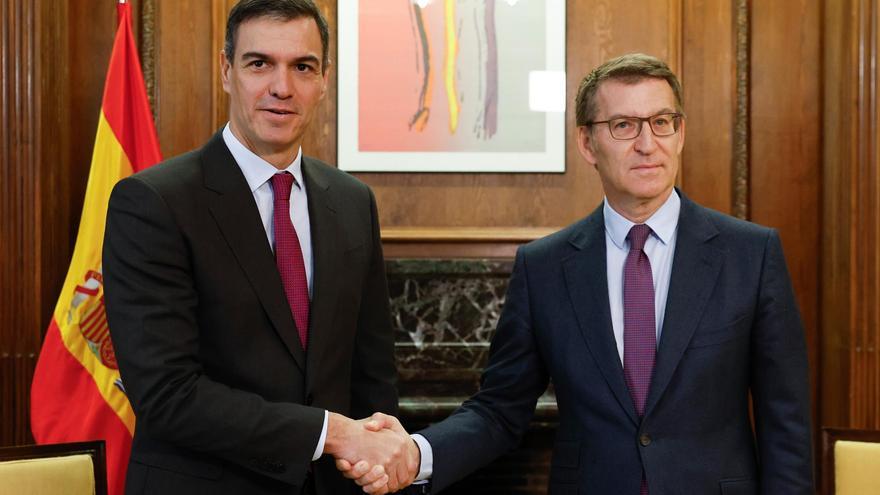 El presidente del Gobierno, Pedro Sánchez (i) y el líder del PP, Alberto Núñez Feijóo (d) durante su encuentro este viernes en el Congreso de los Diputados en Madrid. EFE/ Chema Moya