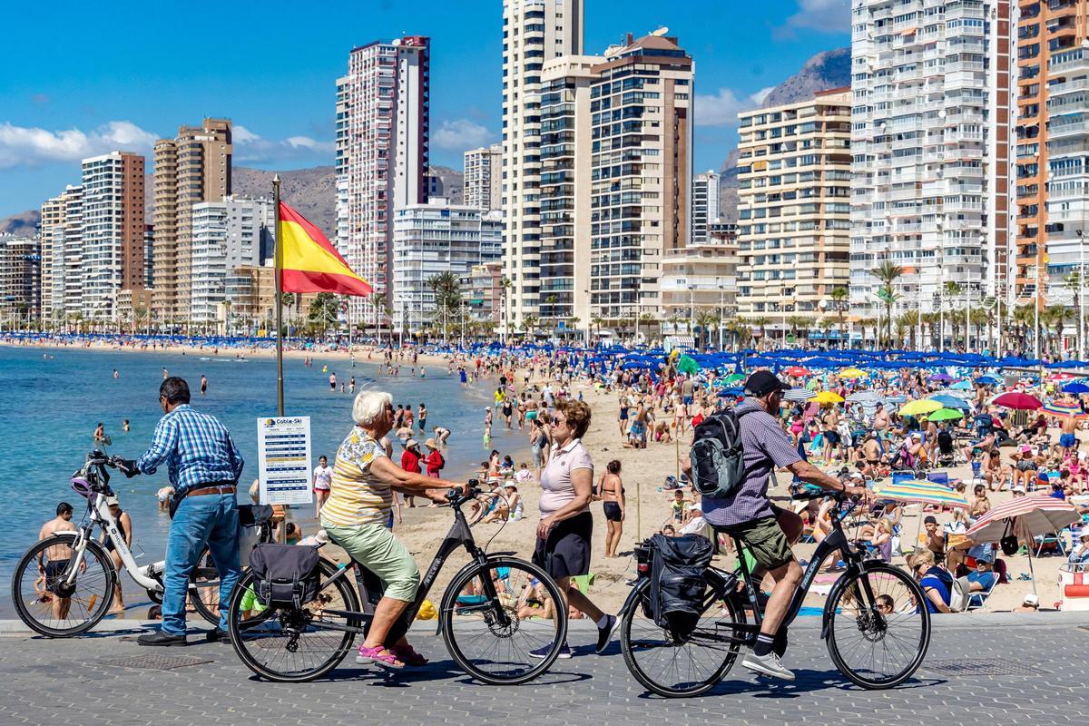 Llegada masiva de turistas el Jueves Santo a Benidorm