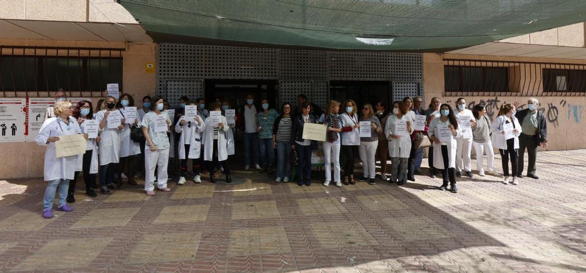 Protesta en el centro de salud El Clot por la agresión a una celadora.
