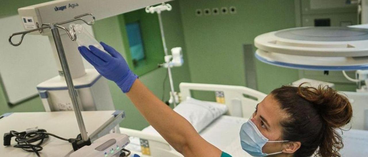 Una sanitaria prepara el quirófano para atender a un paciente en Canarias.