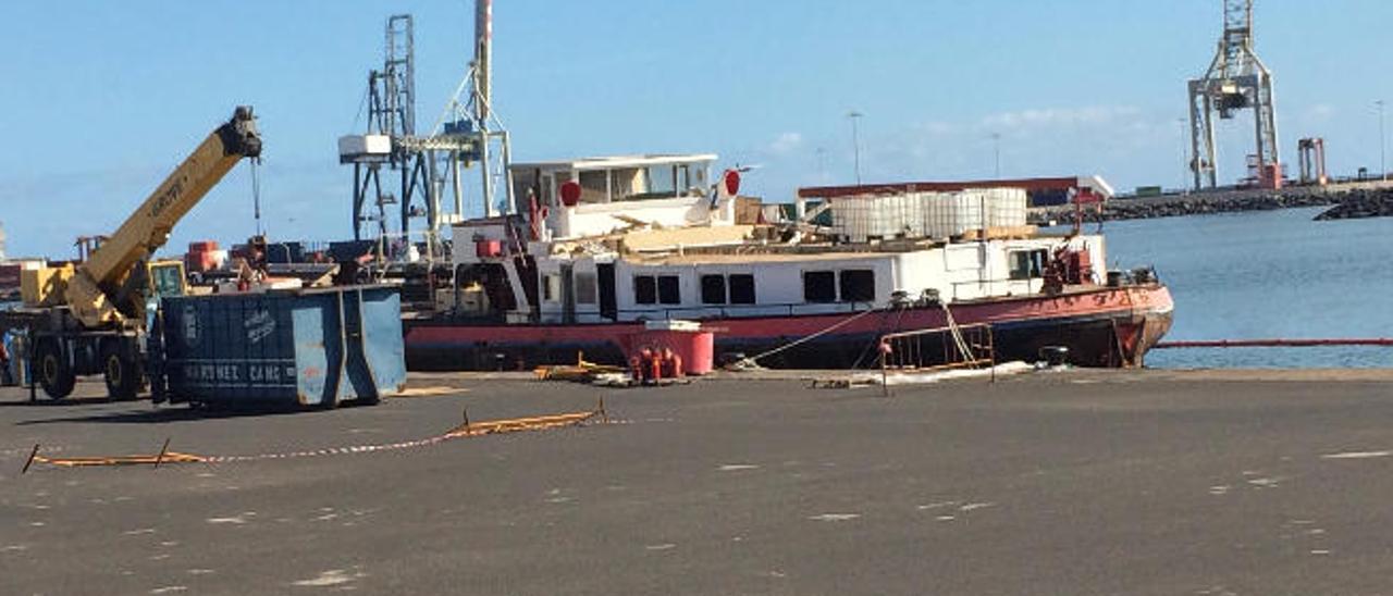 La gabarra de Naos está en proceso de desguace al no aparecer su dueño