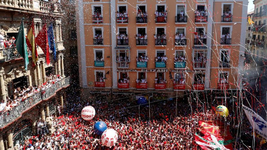 La plaça Consistorial de Pamplona plena a vessar per veure el tradicional &quot;Chupinazo&quot; que dona el tret de sortida a les festes