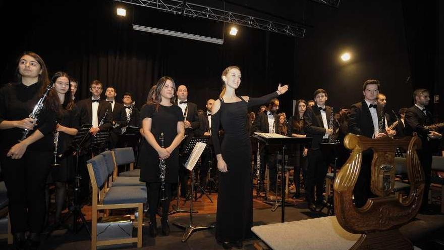 En la imagen superior, Isabel Rubio saluda al público, tras el concierto. A la izquierda, el aforo del Salón Teatro, completo. // Bernabé/Javier Lalín