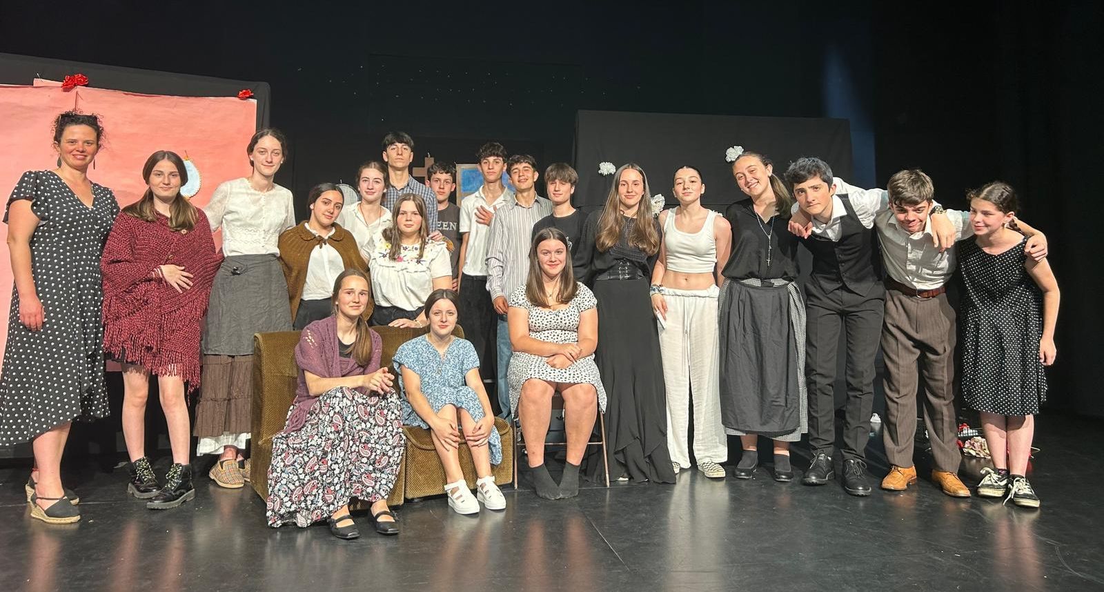 Los alumnos de 3º de la ESO del IES de Infiesto antes de interpretar &quot;Bodas de sangre&quot;