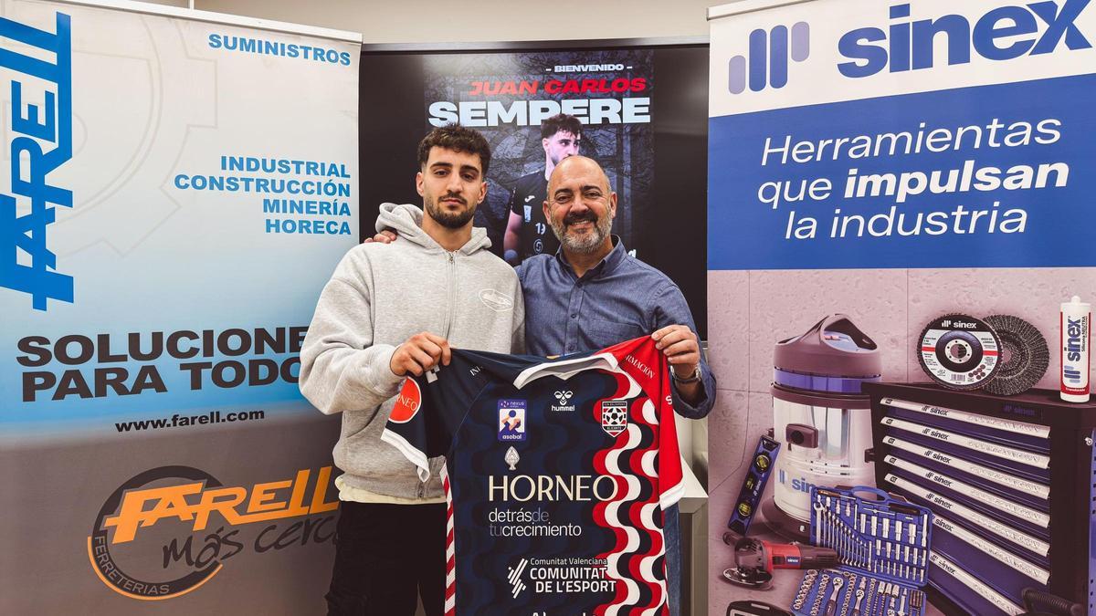 Sempere posa junto a Pepe Sánchez, presidente del Horneo Alicante