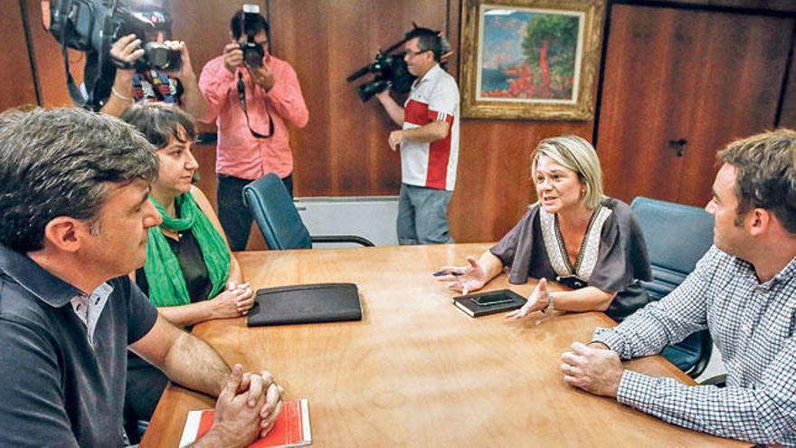 Representantes de FAPA en una reunión con Riera.