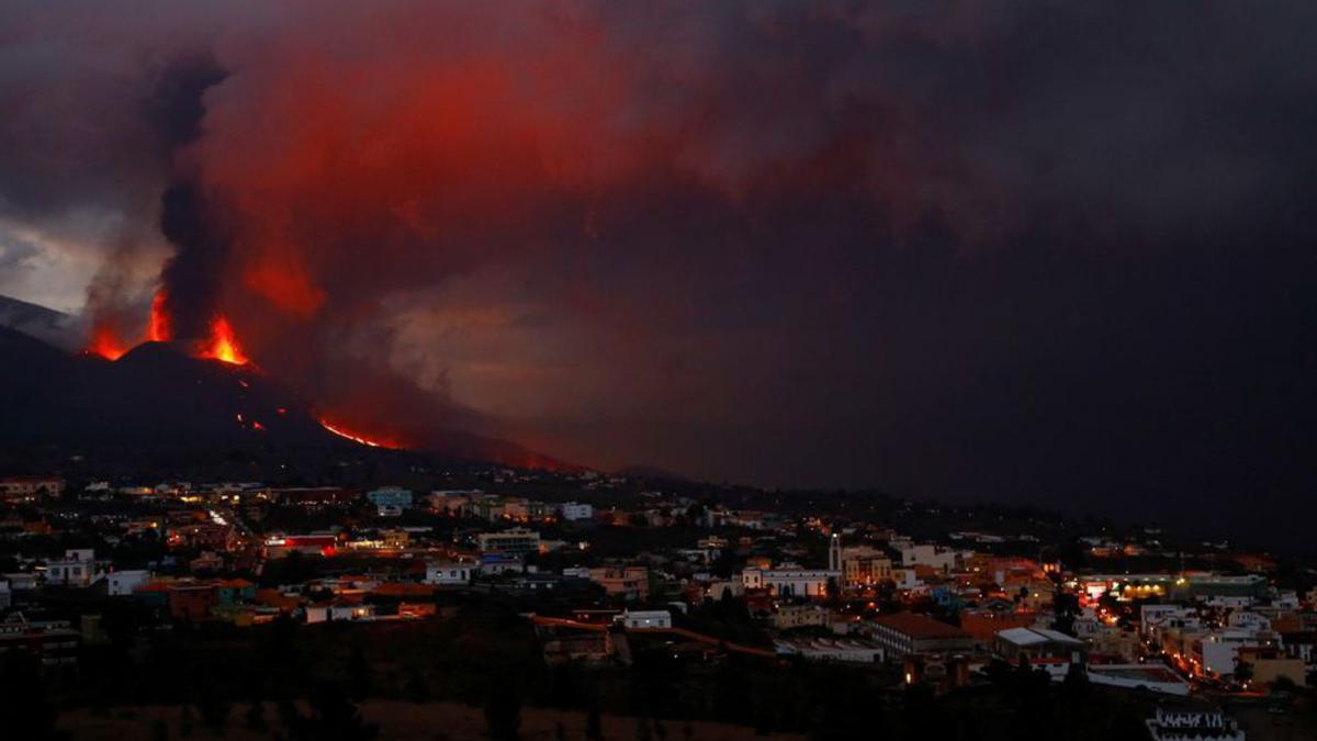 Vista general de la localidad de El Paso con el volcán de fondo.