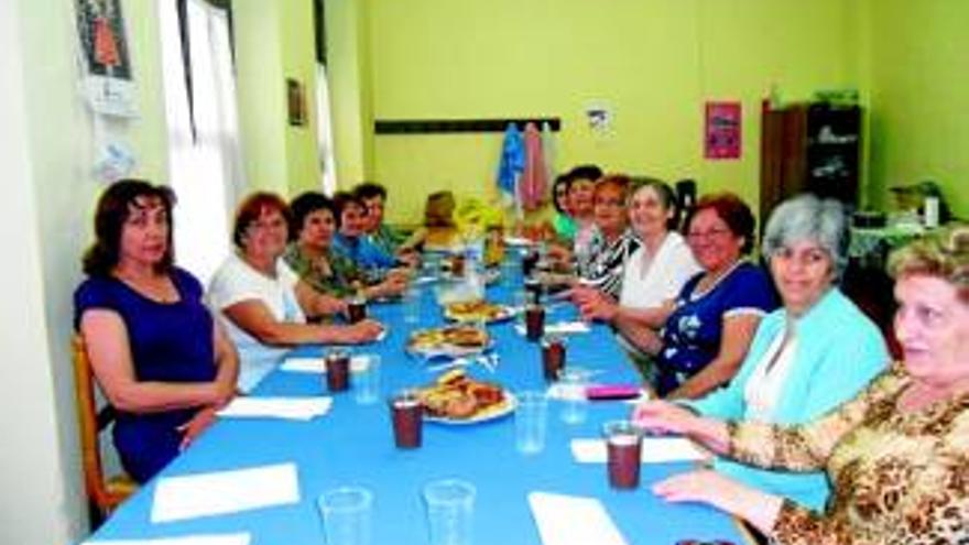 Las mujeres acaban el taller de costura