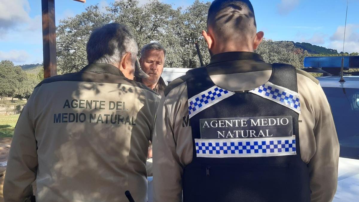 Agentes del medio natural de Extremadura, en un control.