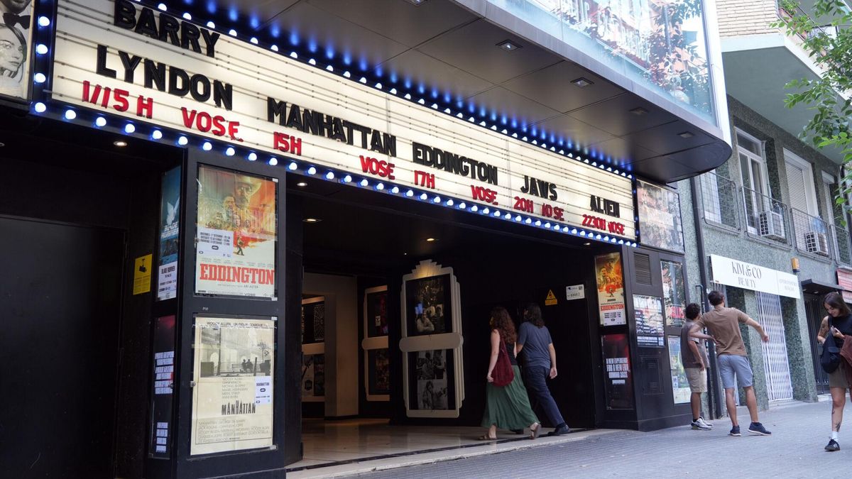 El cine Phenomena vende sus butacas y otros elementos de la sala tras cerrar por reformas