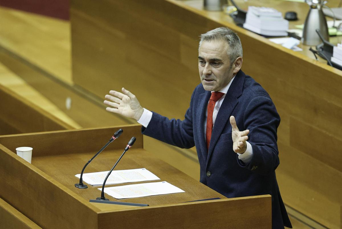 Miguel Barrachina durante su intervención en las Cortes.