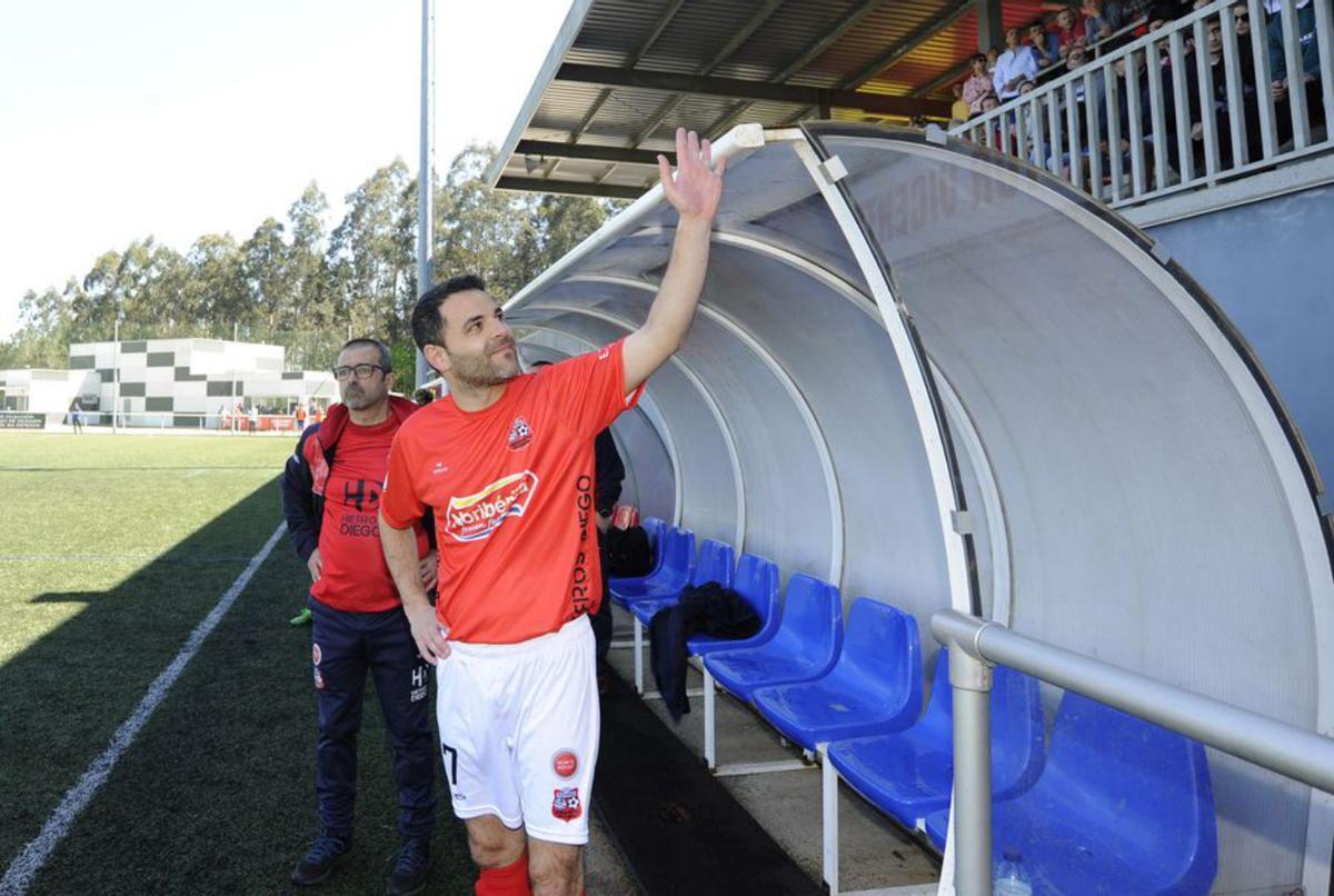 Vicente saluda a la grada antes de saltar al campo.   | // BERNABÉ/J. LALÍN