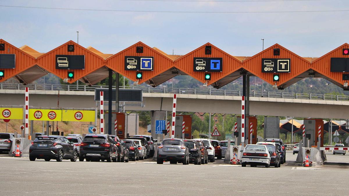 Vehicles fent cua per passar el peatge de Martorell, el segon més antic de Catalunya en funcionament des de 1971. | ACN