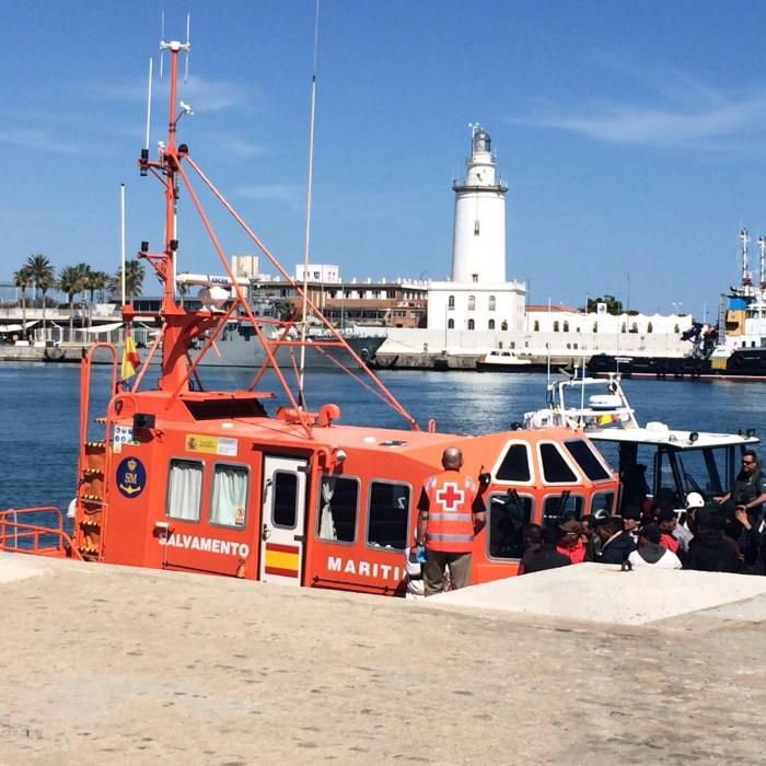 Llega una patera al puerto de Málaga