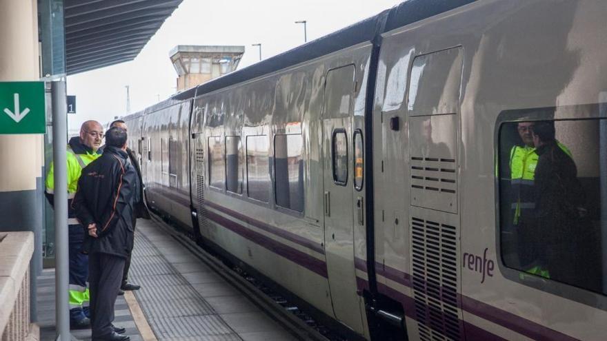 El tren con destino a Sevilla sufre una avería mecánica en Cáceres al comienzo del viaje